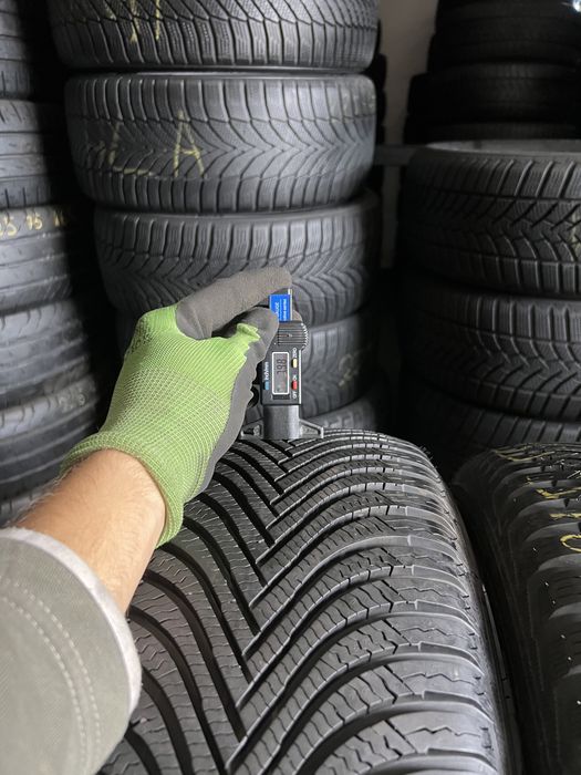2 anvelope de iarna 215/55/17 Michelin , 8 mm !
