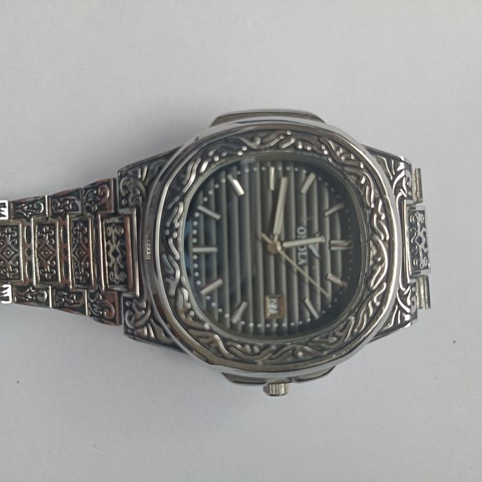 Мъжки ръчен часовник с орнаменти и метален корпус