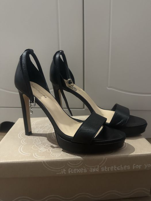 черни сандали на ток