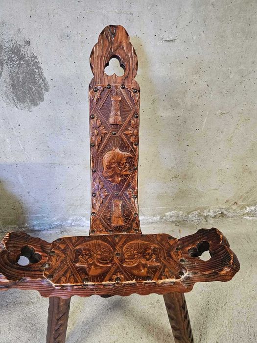 Шкаф с метален обков