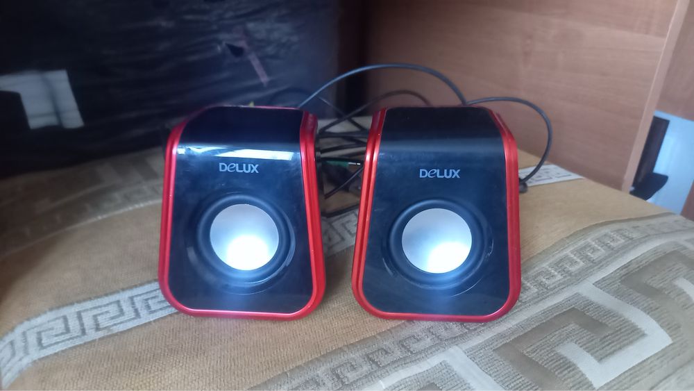 Колонки проигрыватель “DELUX”