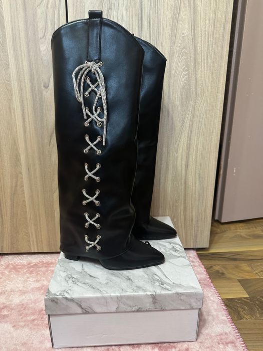 Елегантни дамски ботуши