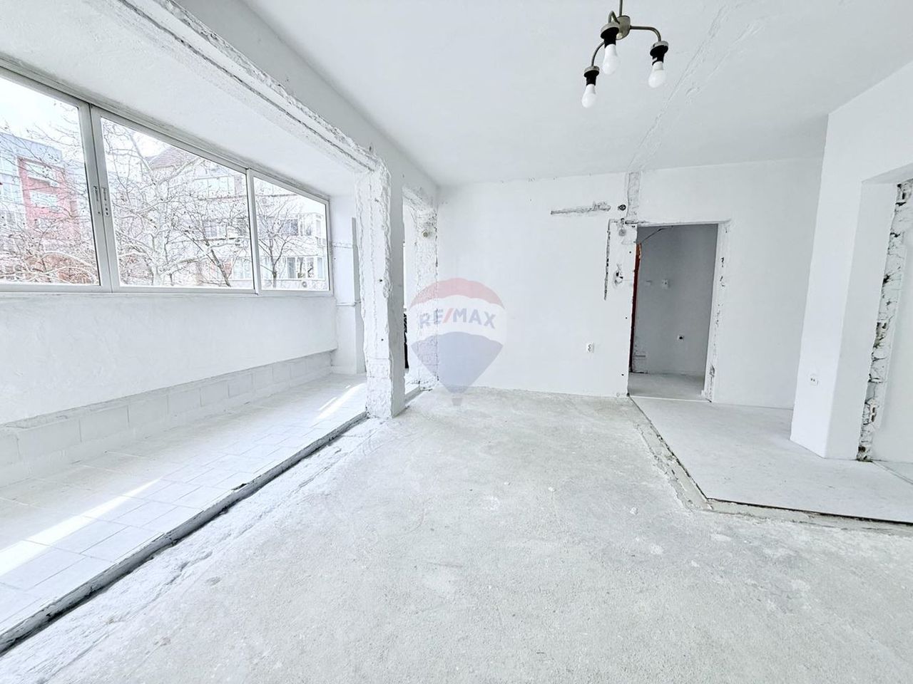 Продава се Тристаен апартамент в Варна, Спортна зала - 75 кв.м за 2374 €/кв.м - Снимка #1