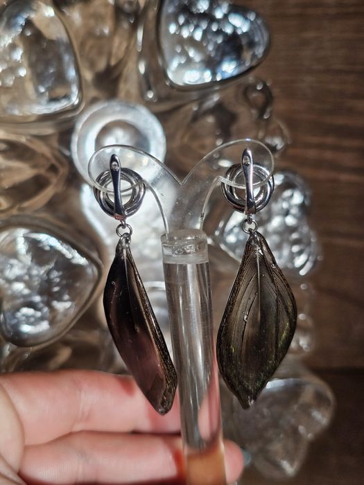 Ръчно изработени обеци с паунови пера, запечатани в епоксидна смола.