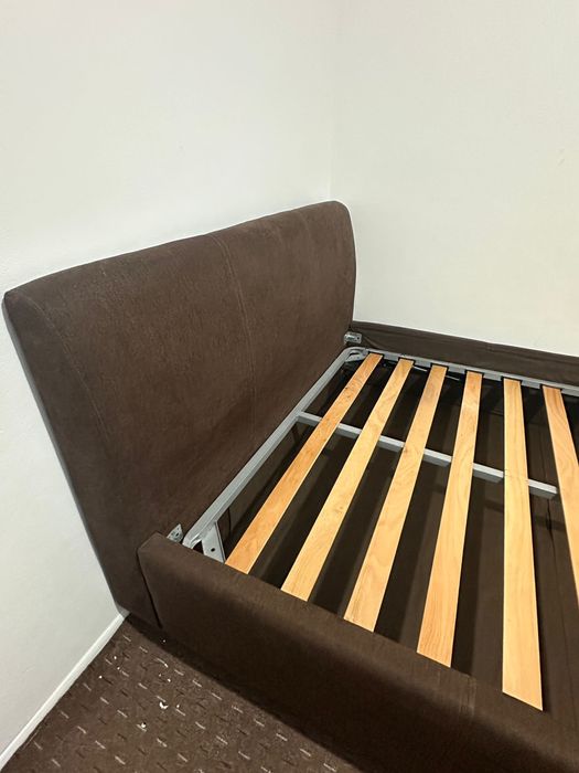 Pat tapitat cu somiera cu suspensie si saltea