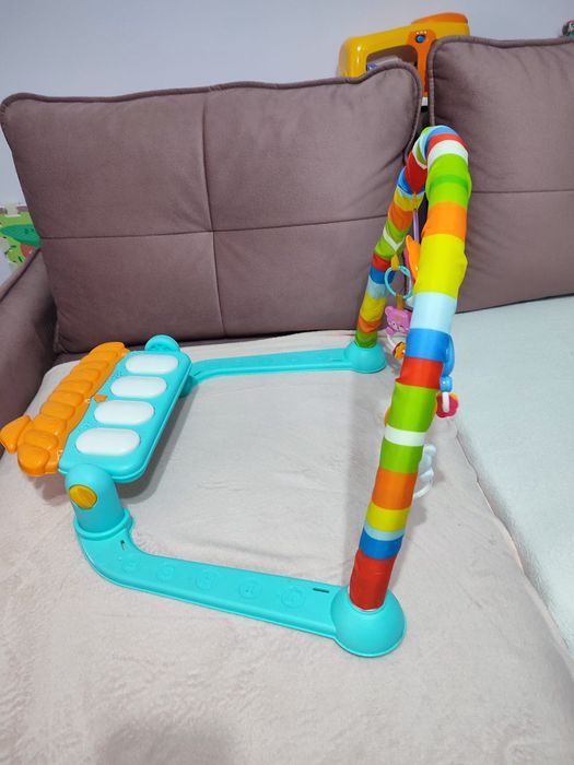 Vand centru de activitate pentru bebelușii.  Pian