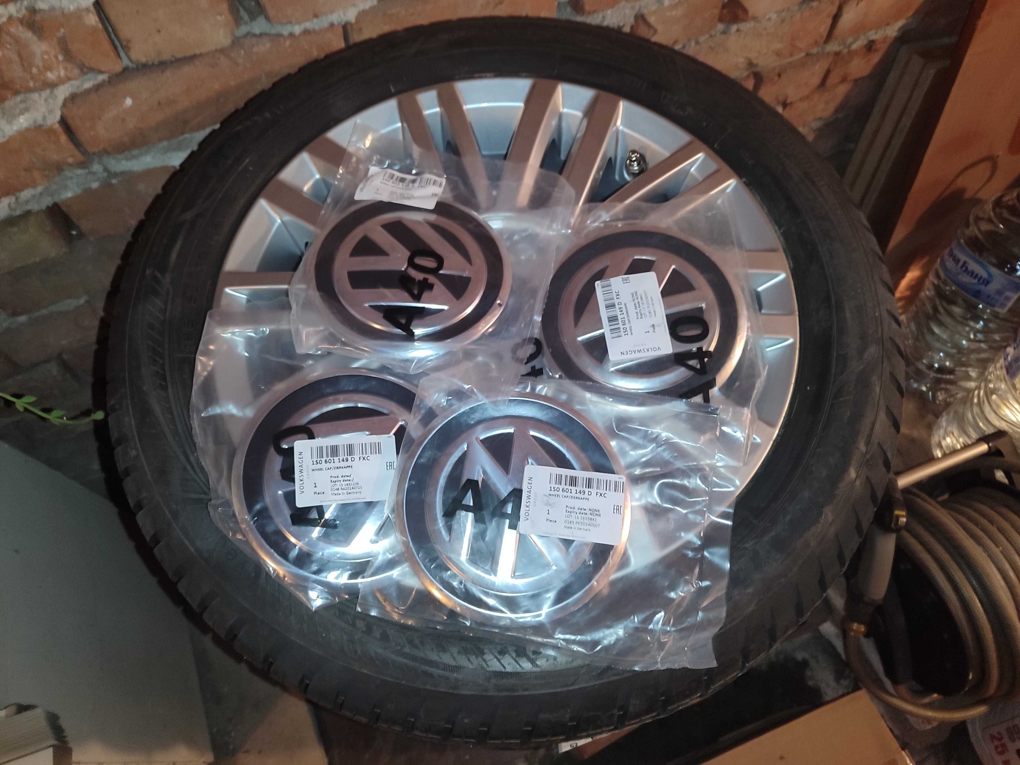 Джанти за VW Up 5,5Jx15 ET40+Goodyear 185/55/15 86V+централни капачки.