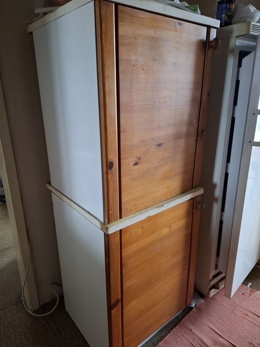 Продавам 2 шкафа с по 2 рафта. Размери 60/60 см.