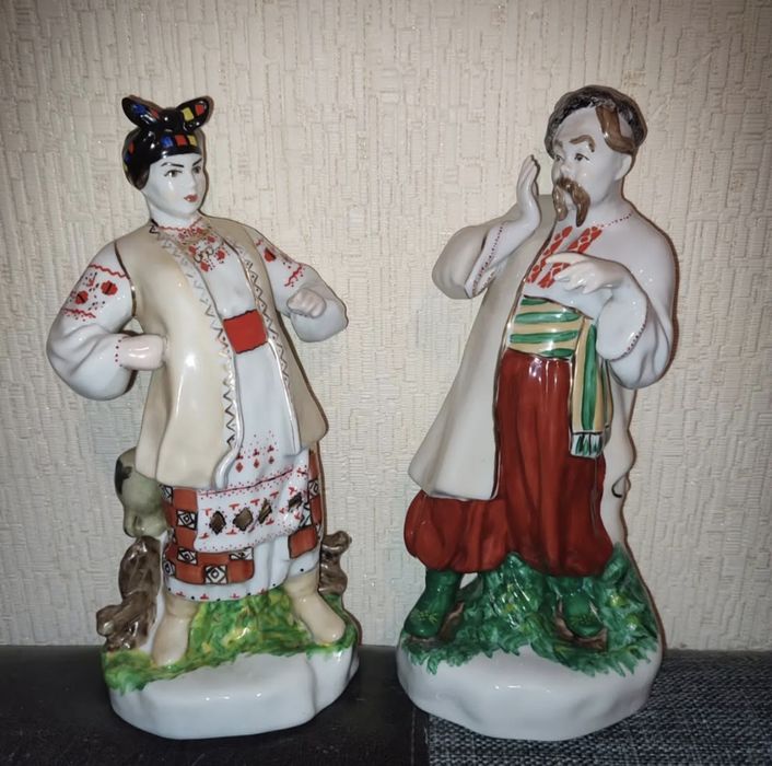 Фарфоровые статуэтки.