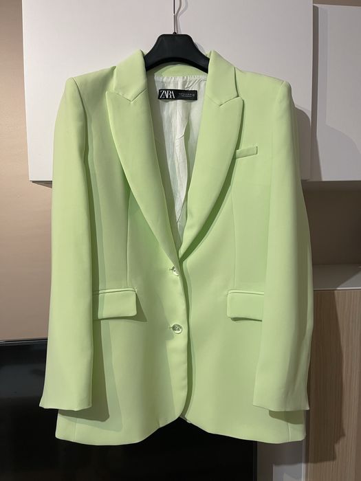 Цвят лайм сако от  Zara