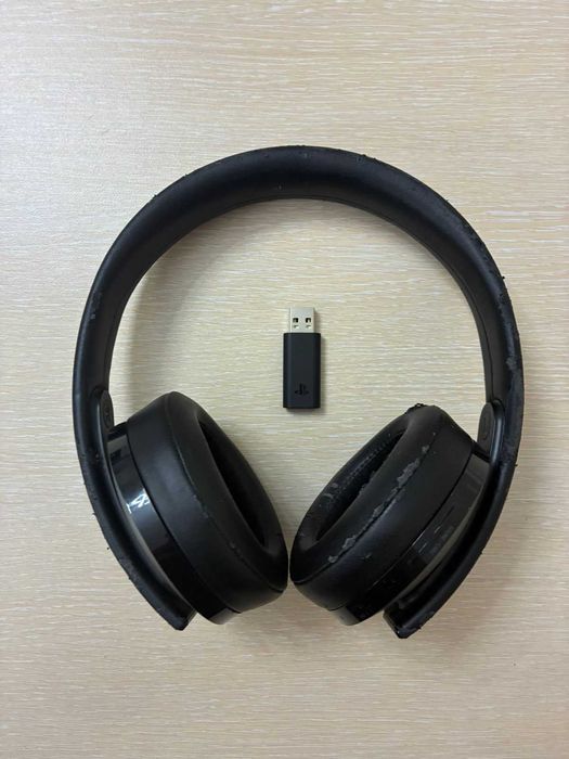 Продавам PlayStation 4 (1 TB) комплект