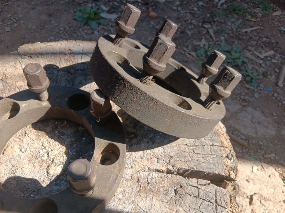 Фланци 2бр 5х139.7 30мм с гайки