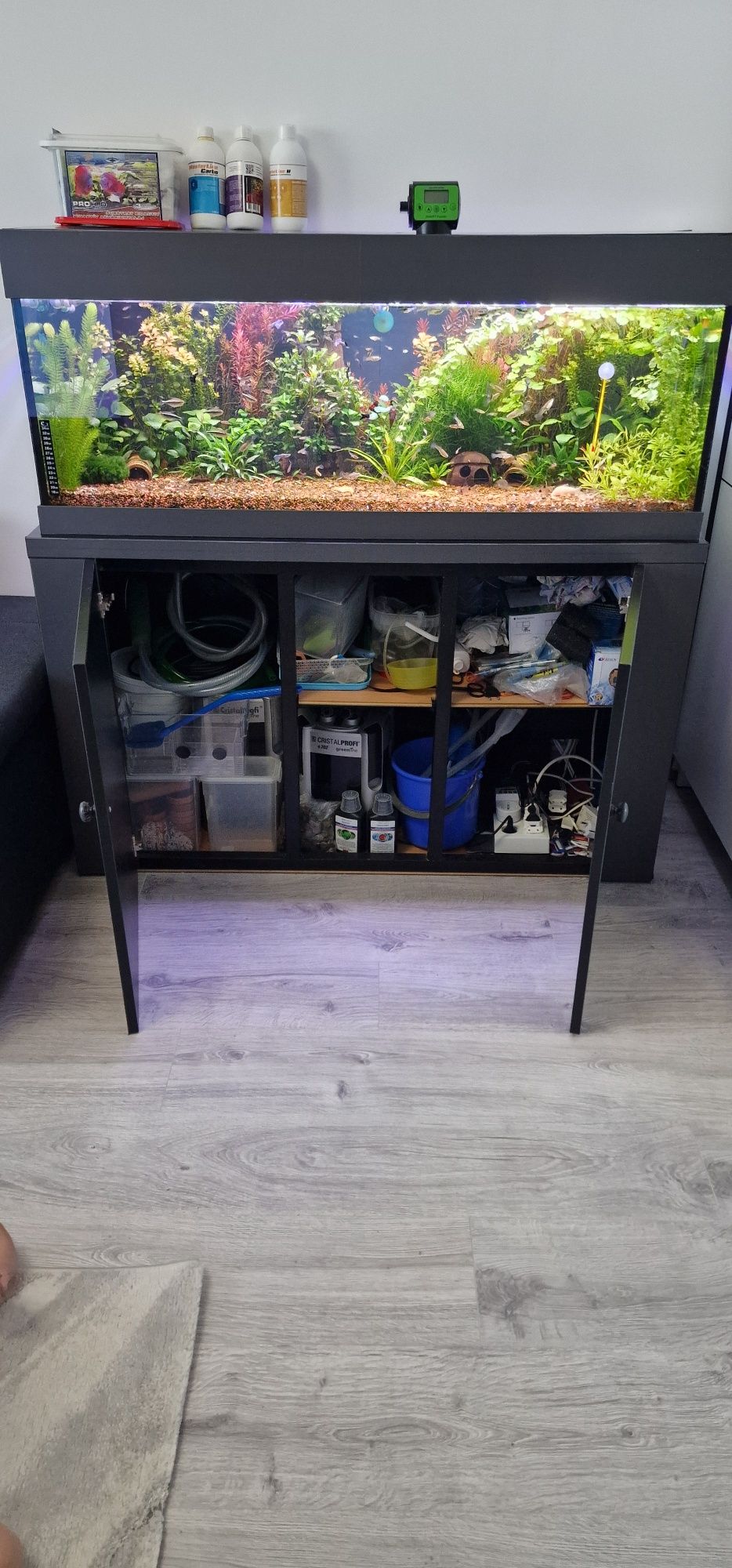Vând acvariu complet 200 litri
