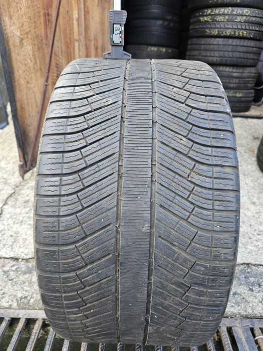 Vând  o  anvelopa de iarna michelin 315  35 20  dot 3317