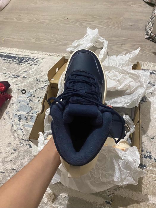 Новый не разу не оделся