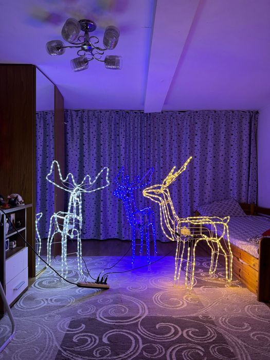 Reni luminoși LED multicolori – decorațiuni de Crăciun