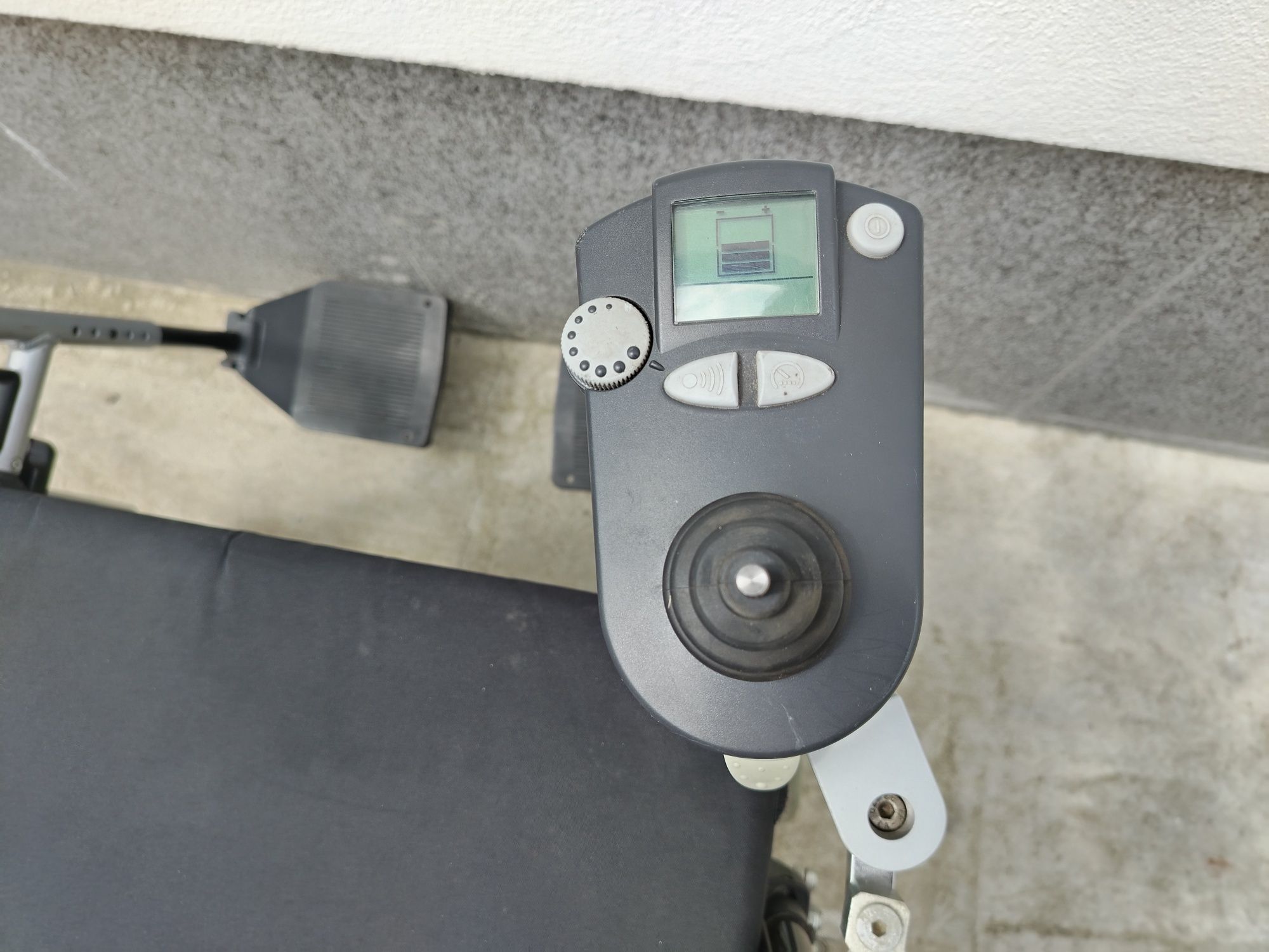 Cărucior scaun electric pliabil pentru persoane cu dizabilități