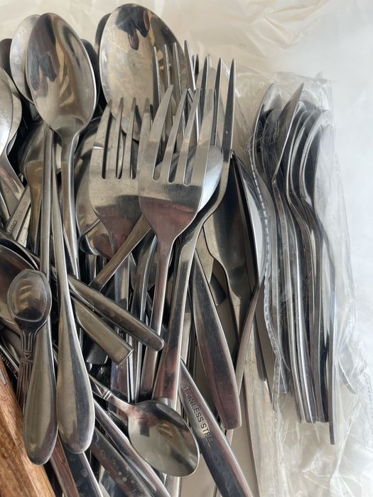 Столовые приборы- ложки, вилки, ножи