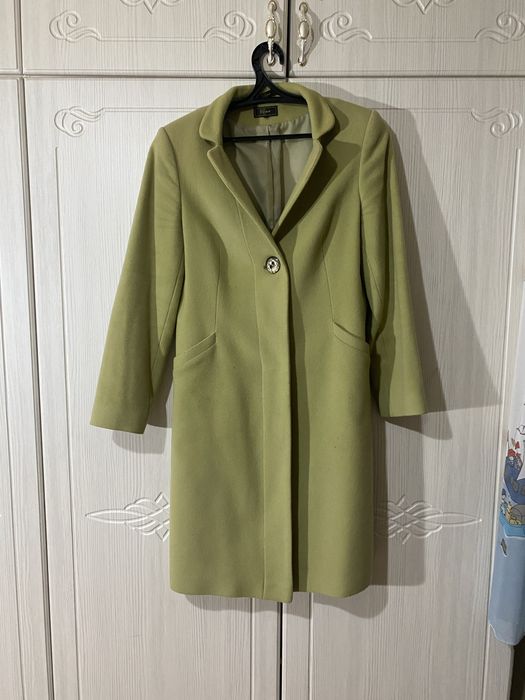 Фисташковое пальто женское
