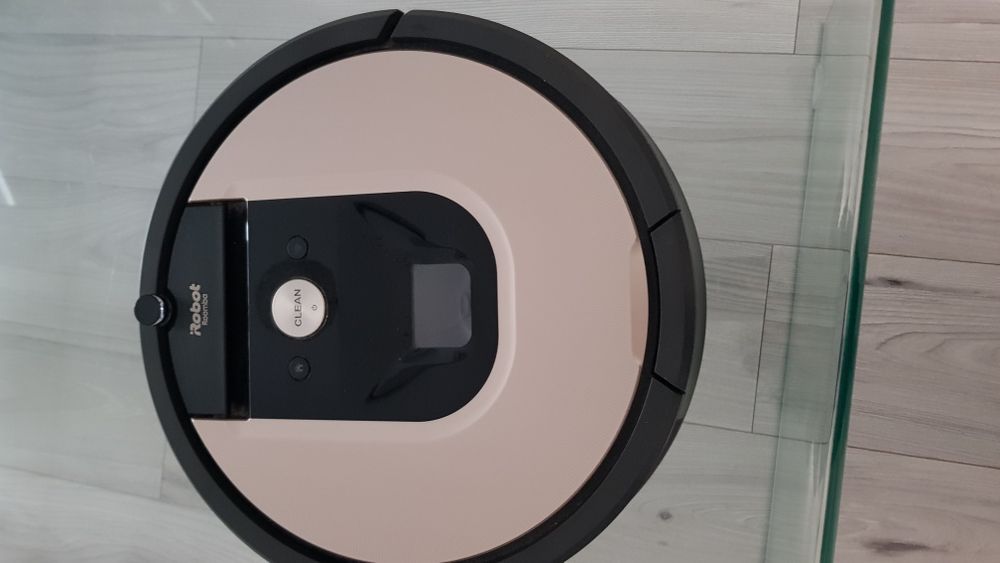 Vand robot aspirator, marca Roomba, in stare buna.