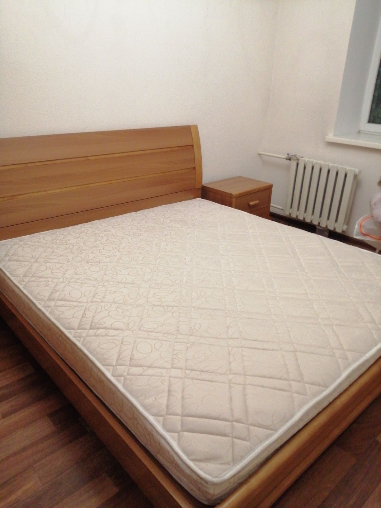 Кровать размером 1,8м х 2,0м, тумбы 2 шт