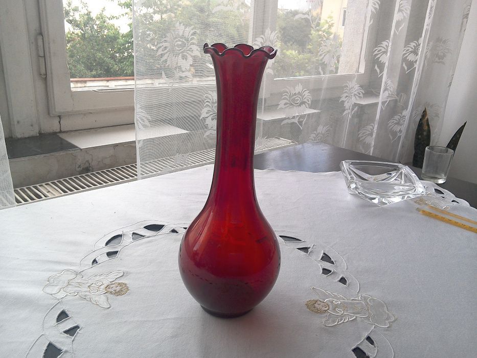 Vază de sticlă Murano, roşu rubin, colorată în masă, bordură lobată