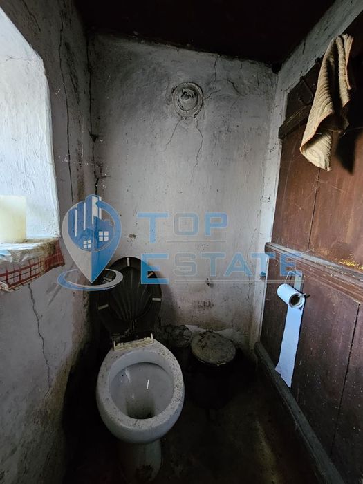 Двуетажна къща с кладенец и допълнителни постройки в с. Стефан Стамбо