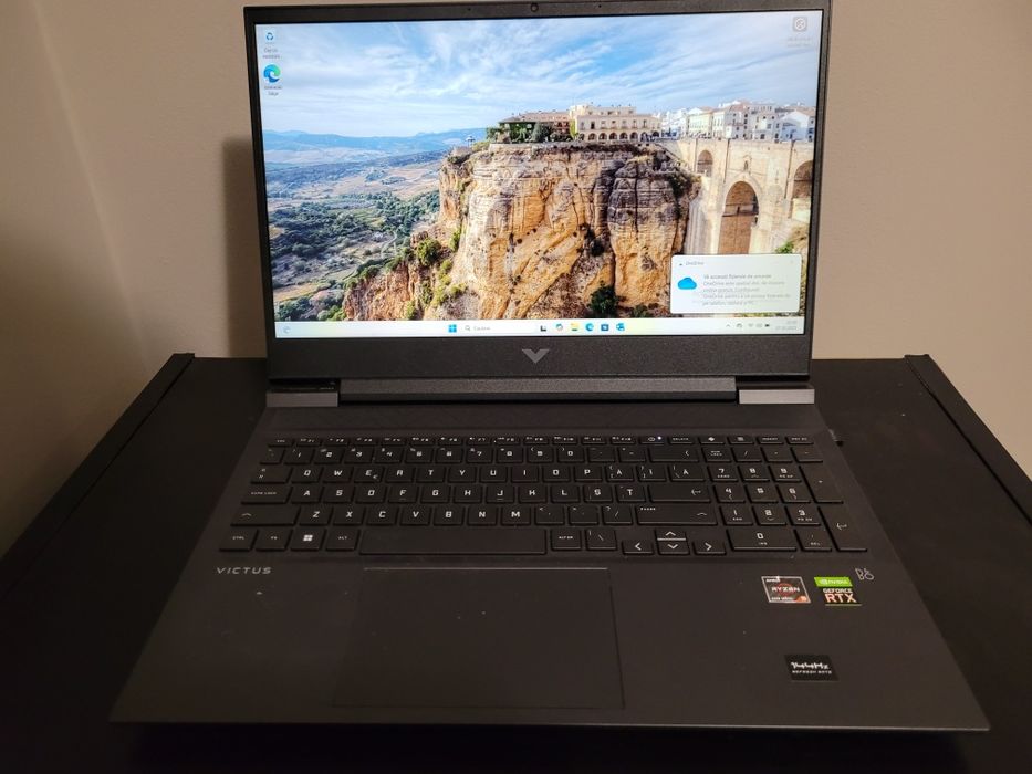 Vând laptop Victus by hp