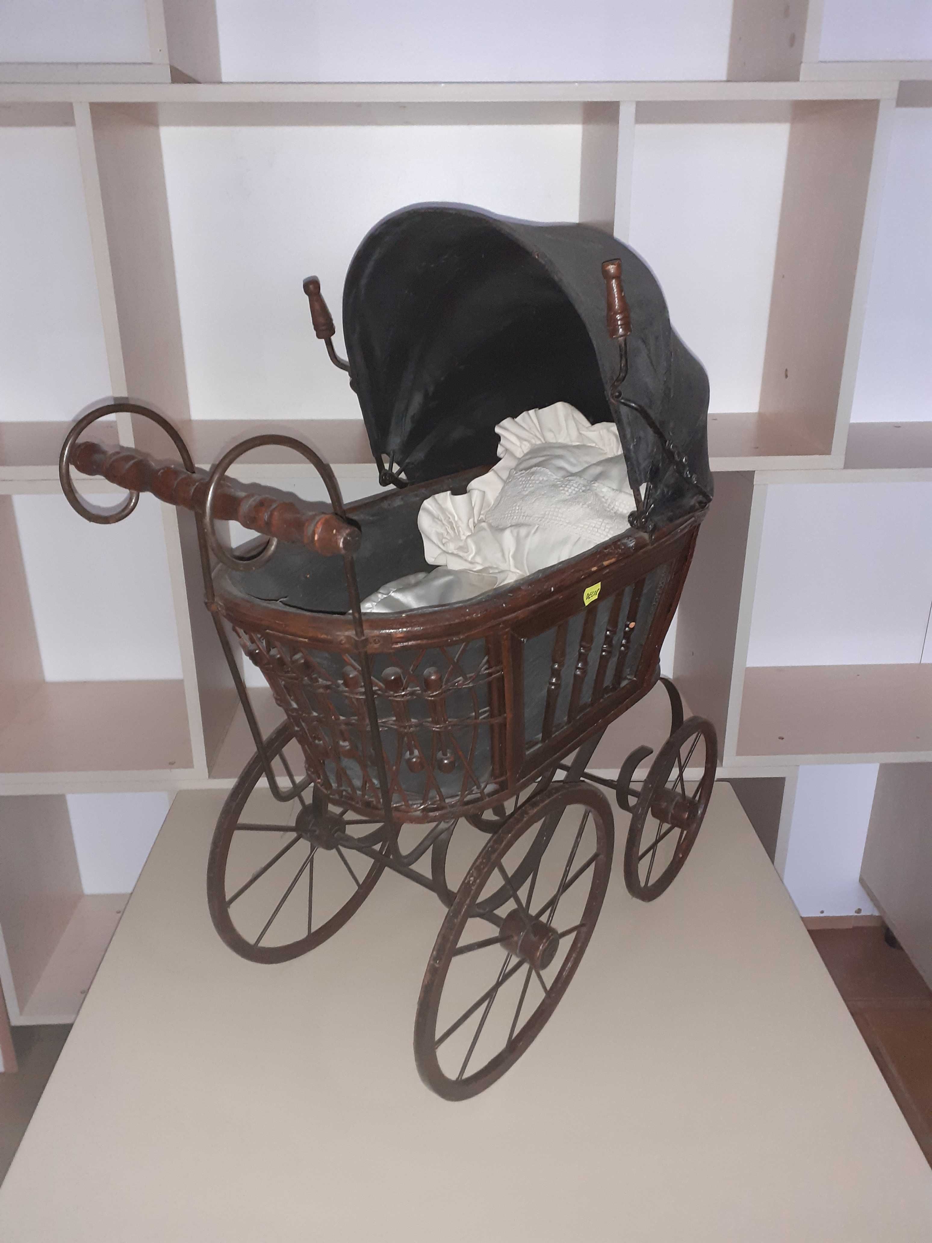 cărucior de păpuși vintage în stil victorian