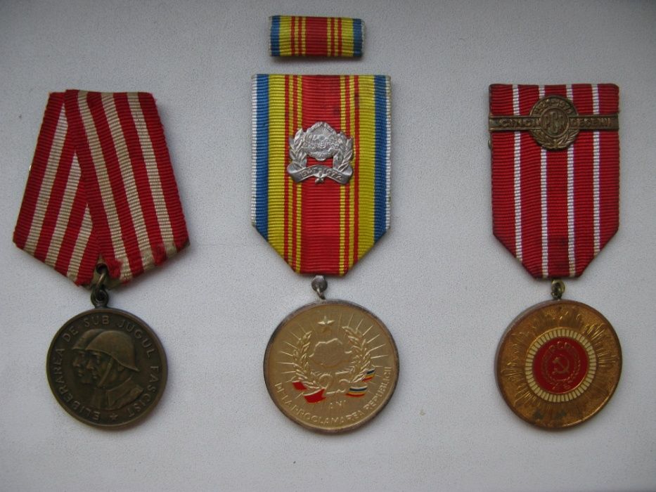 Lot insigne si medalii