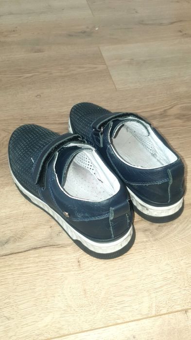 Продам школьную обувь