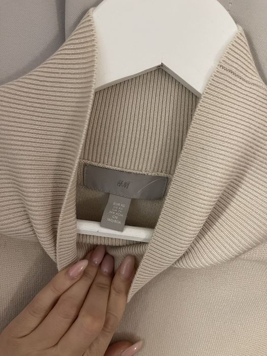 Пуловер на ленти HM