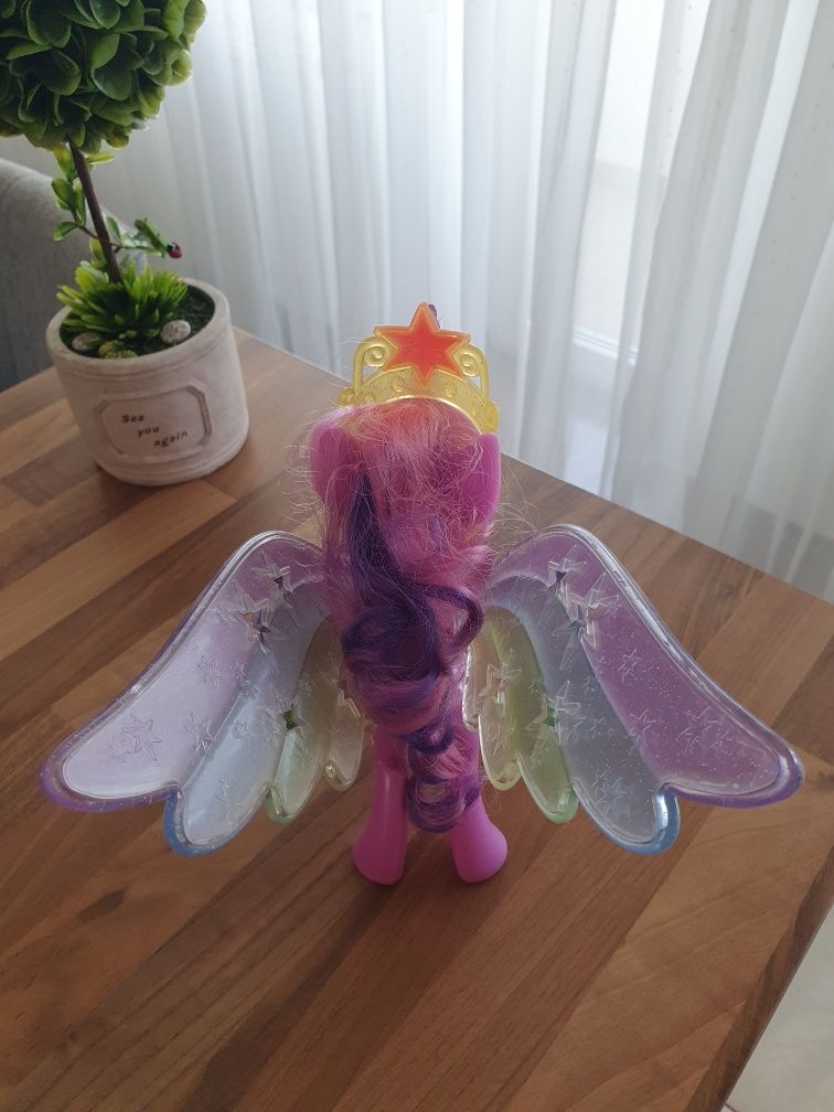 Figurină My Little Pony cu aripi strălucitoare.