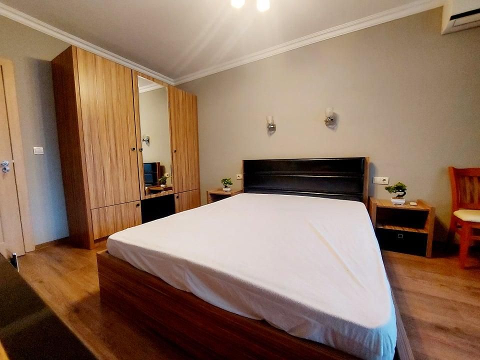 Дава се под наем Двустаен апартамент в Бургас, Център - 80 кв.м за 765 € - Снимка #2