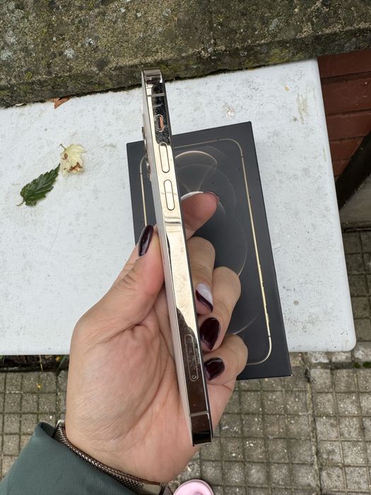 Телефон Iphone 12 pro