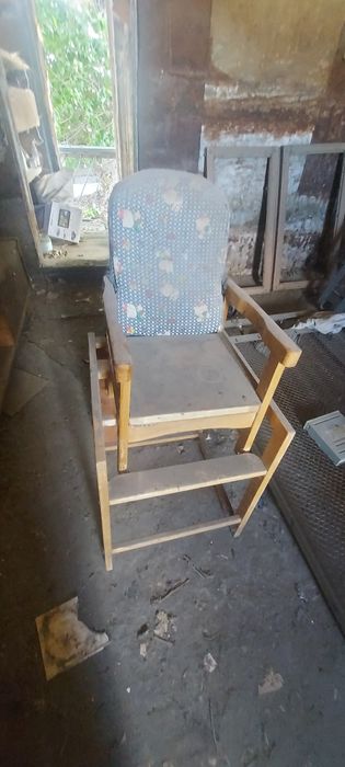 Бесплатно отдам люстры, светильник, и стул для кормления,.