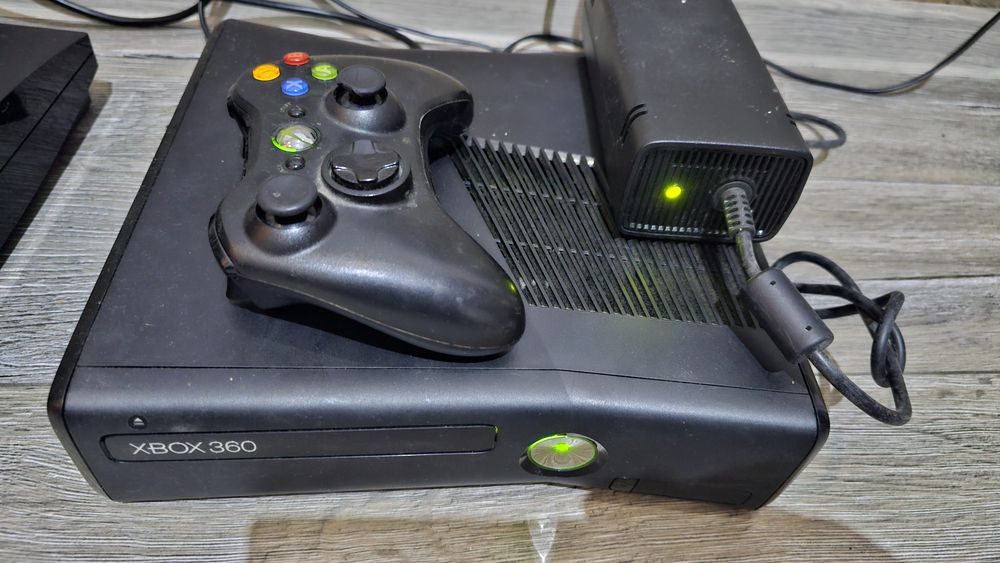 XBOX360 consola XBOX 360 slim, HDD 250 GB + 4 jocuri masini si kinect
