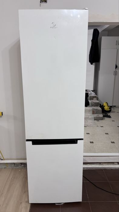 Холодильник Компании indesit