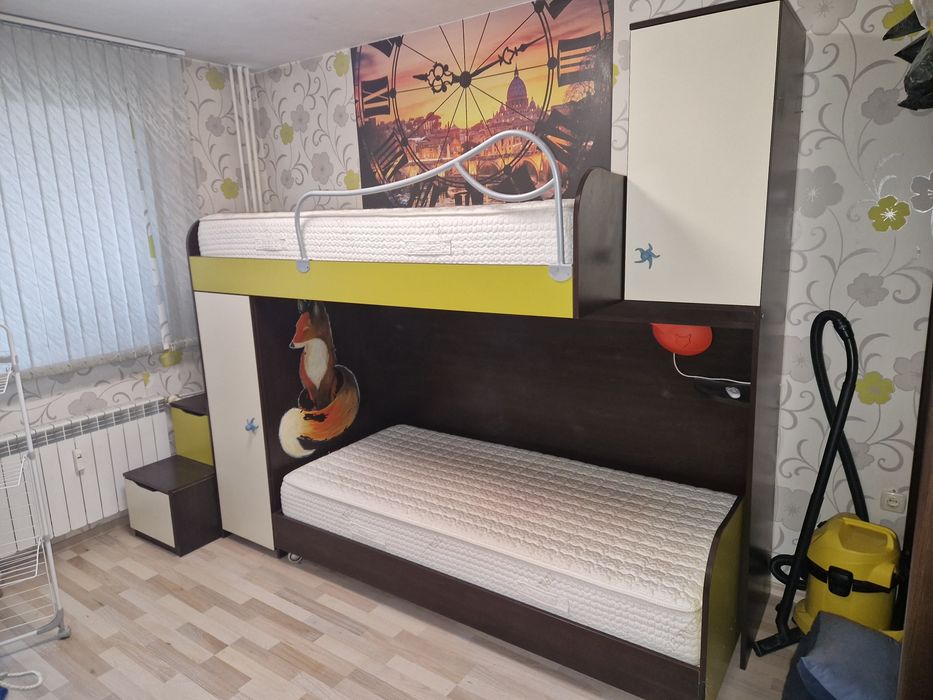 Двуетажно легло с много шкафове