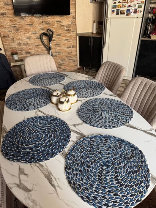 Продается комплект стола и стульев