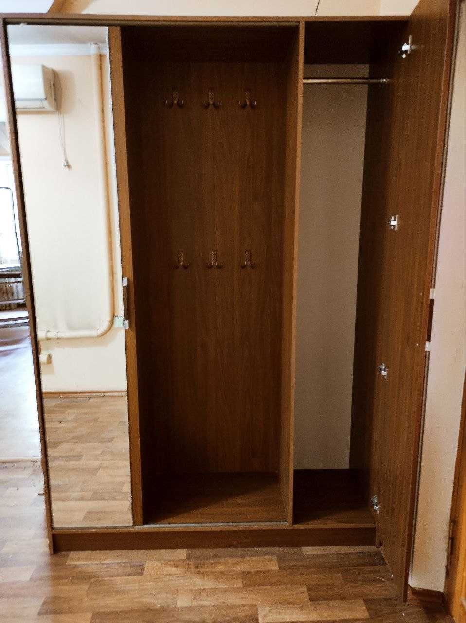 Шкаф для прихожей в хорошем состоянии