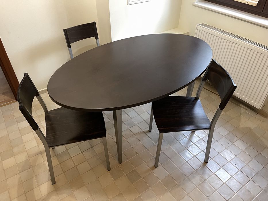 Vând masa de bucatarie cu 3 scaune mobexpert