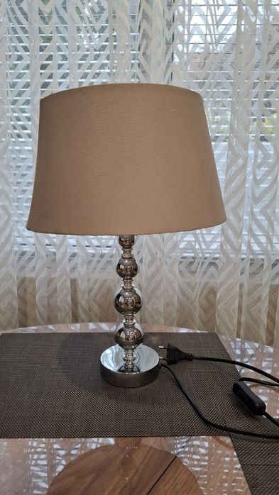 Красива настолна лампа