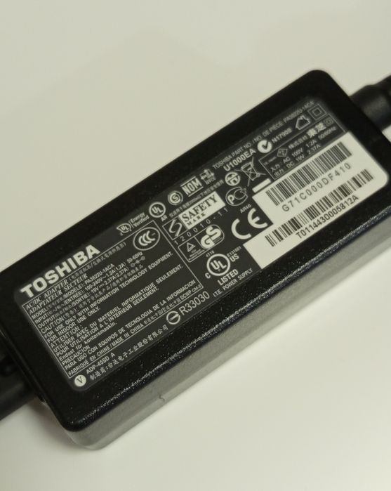Vând Încărcător Toshiba 19V 2,37Amperi