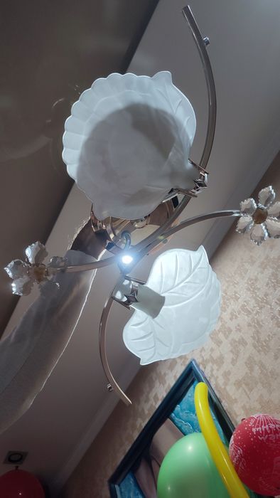 Продам люстру 2 плафона