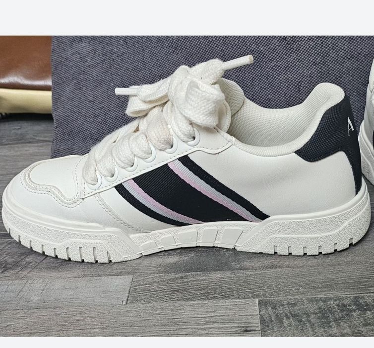Adidasi Armani. .