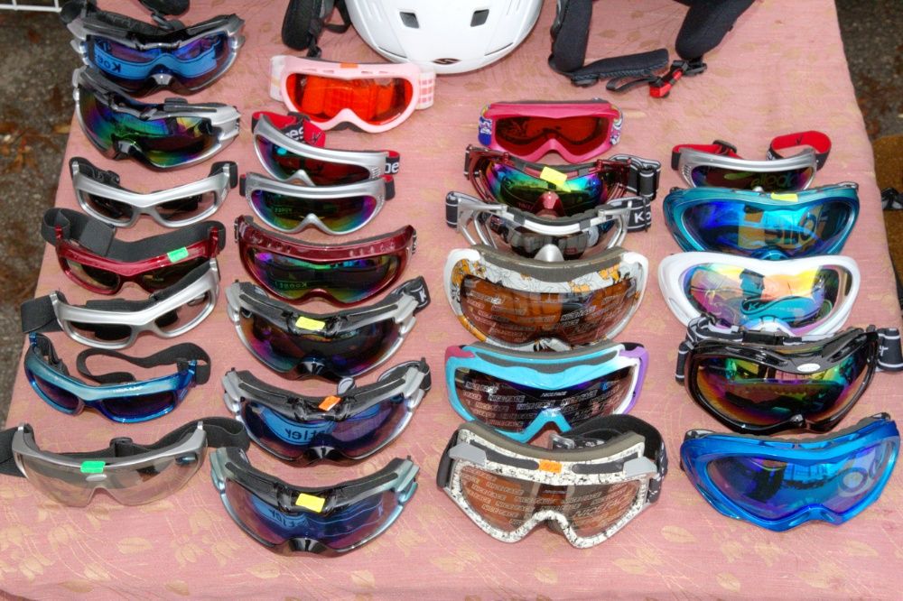 Ски, щеки, ски обувки, шапки, ръкавици, очила, маски, чорапи