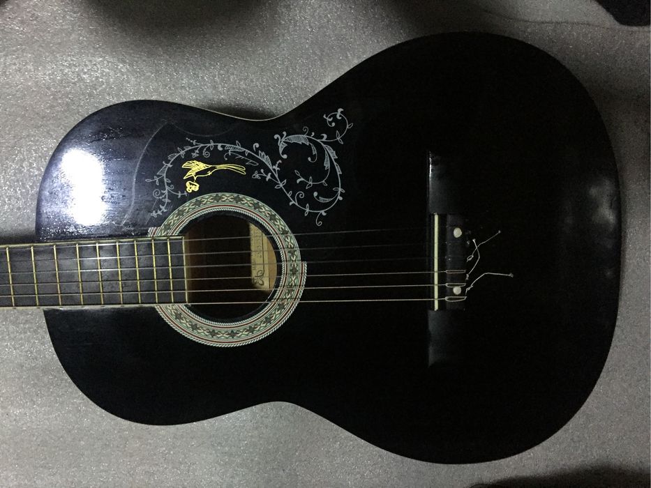 Akustik gitara sotiladi Rus