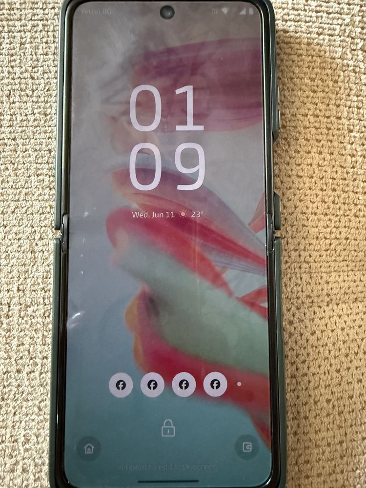 Motorola Razr 60 Ultra 512 GB Alcantara с две години гаранция