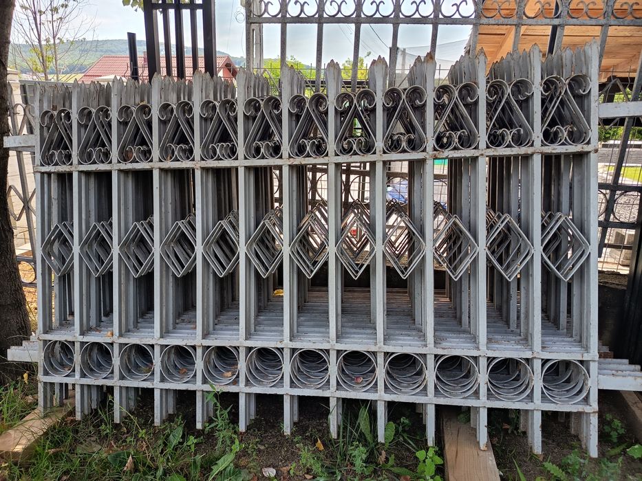 Panou gard cu stâlpi și porți